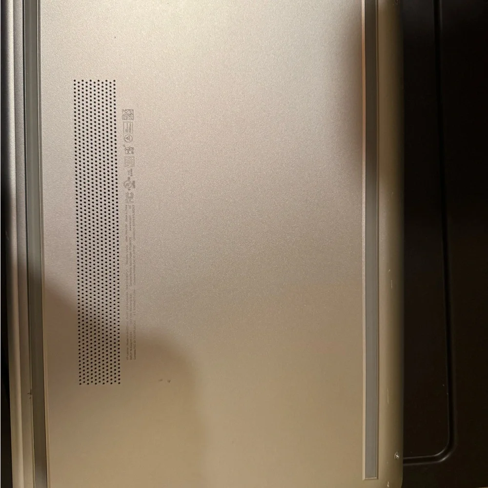 Hp laptop, works perfectly, has a few scratches but over all good condition
